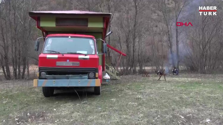 KORONAVİRÜS'E KARŞI EVE DÖNÜŞTÜRDÜĞÜ KAMYONDA KALIYOR
