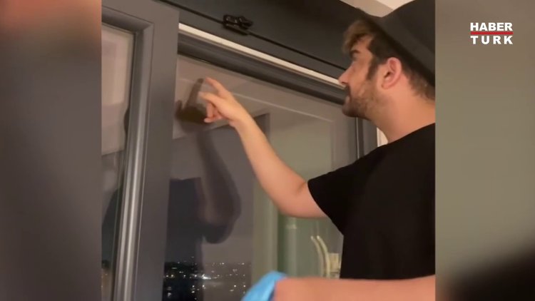 Enis Arıkan panjuruna sıkışan kuşu kurtardı