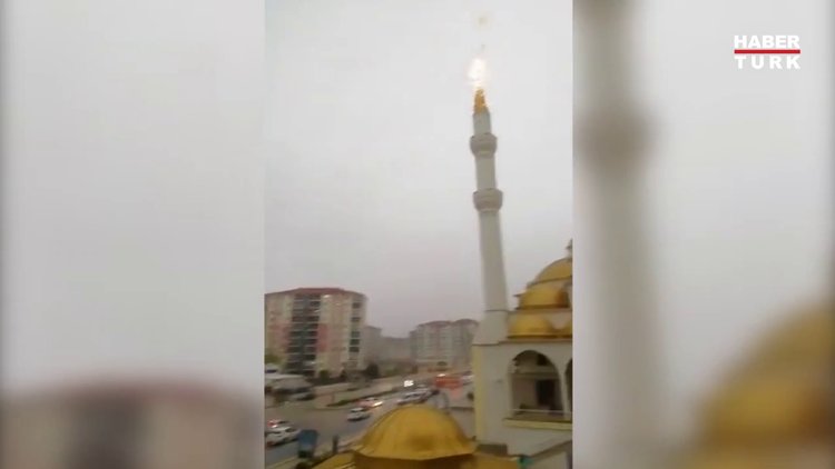 Minareye yıldırım çarptı