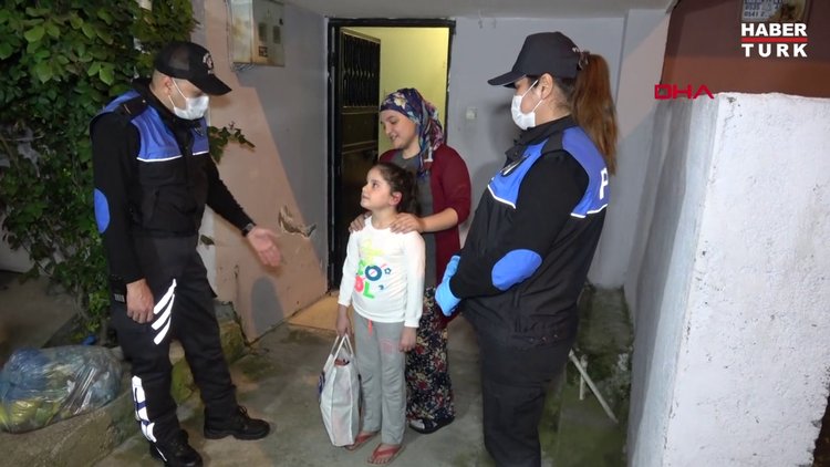 Polis, küçük kızın cips ve çikolata isteğini geri çevirmedi
