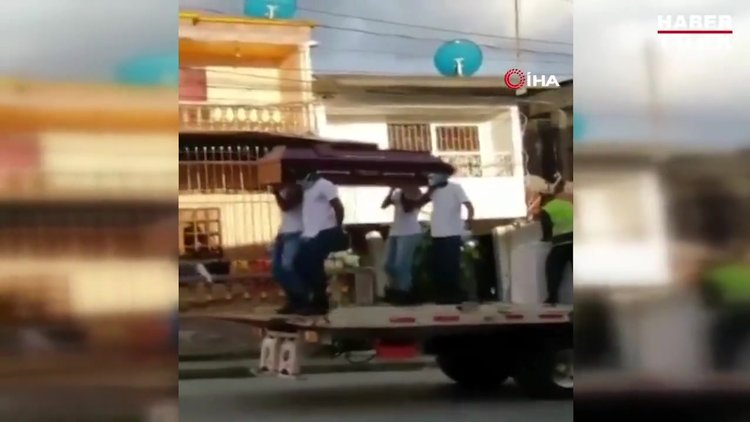 Kolombiya polisinden tabutla dans