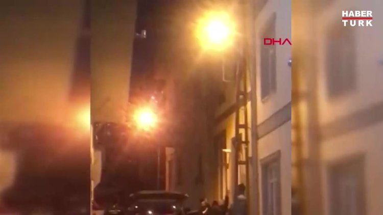 Sosyal mesafe kuralını hiçe sayarak, yol ortasında kolbastı oynadılar