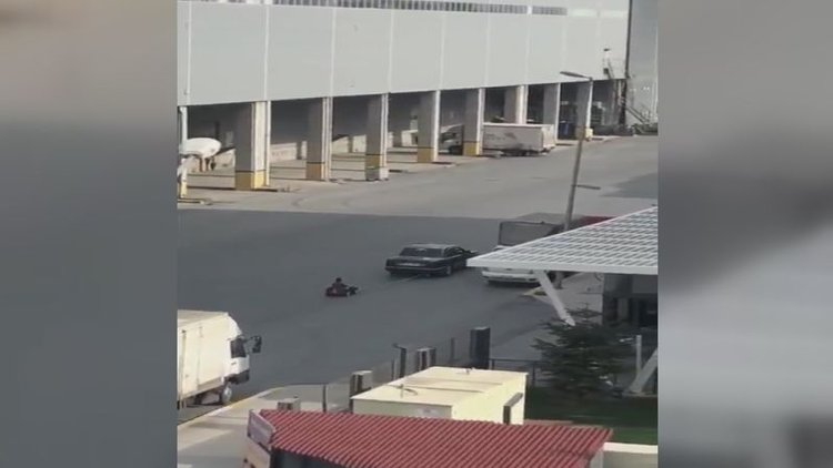 Akılalmaz görüntü! Otomobilin arkasına bağladığı oyuncak arabayla oğlunu gezdirdi