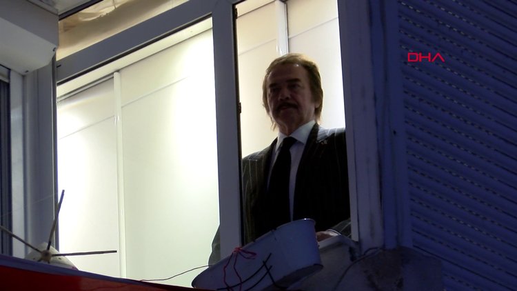 Orhan Gencebay İstiklal Marşı'nı işçilerle birlikte okudu