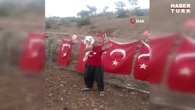 Yörük çocuğu kucağında kuzusu, elinde bayrağı ile "Astsubay olacağım, vatan toprağını koruyacağım"