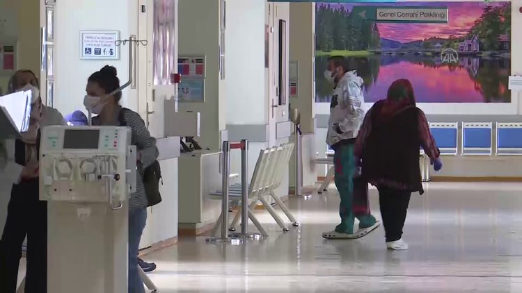 Kovid-19'u yenen profesör hastalarına koştu