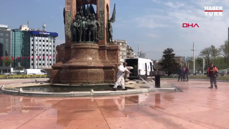 Taksim'deki Cumhuriyet Anıtı'na kırmızı boya atıldı