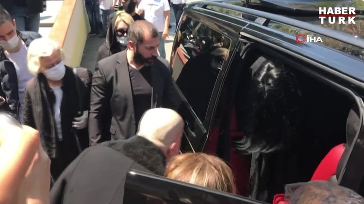 Bülent Ersoy'un annesi son yolculuğuna uğurlanıyor