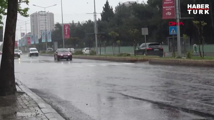 Çorlu'da sağanak; yol çöktü, minibüs çukura düştü