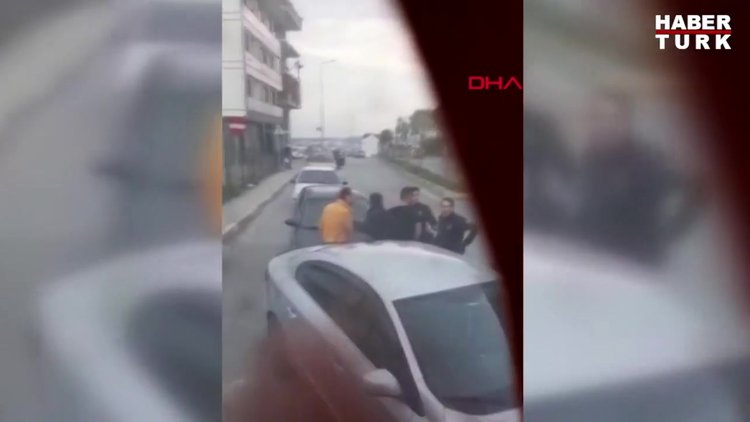 Arnavutköy'de bekçinin sopayla kendisine saldıran kişiyi vurma anı kamerada