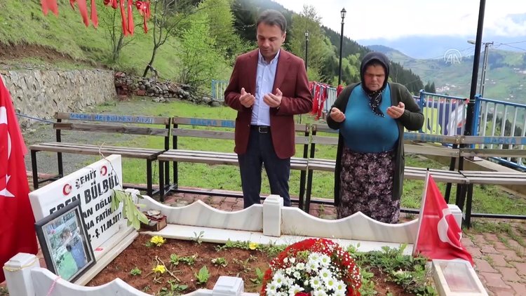 Şehit Eren Bülbül'ün annesi, hediye çiçeklerini oğlunun kabrine götürdü