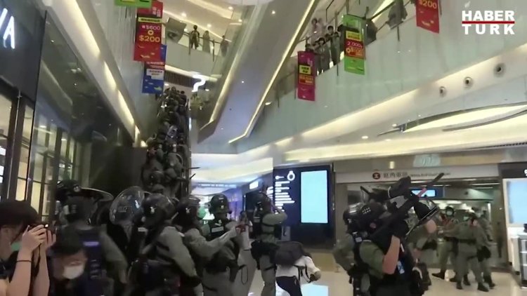 Hong Kong hükümetine alışveriş merkezlerinde protesto!
