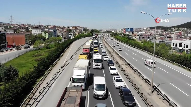 Kısıtlamanın ardından Tuzla'da İstanbul'a giriş-çıkış denetiminde uzun araç kuyruğu oluştu