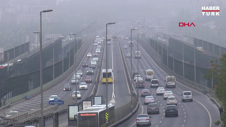 İstanbul'da gece saatlerinde başlayan sis sabah saatlerinde de etkisini sürdürdü