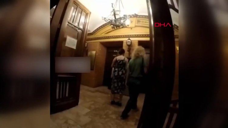 Asansöre binmek için ayağıyla tuşa bastı, sosyal medyada tepki yağdı