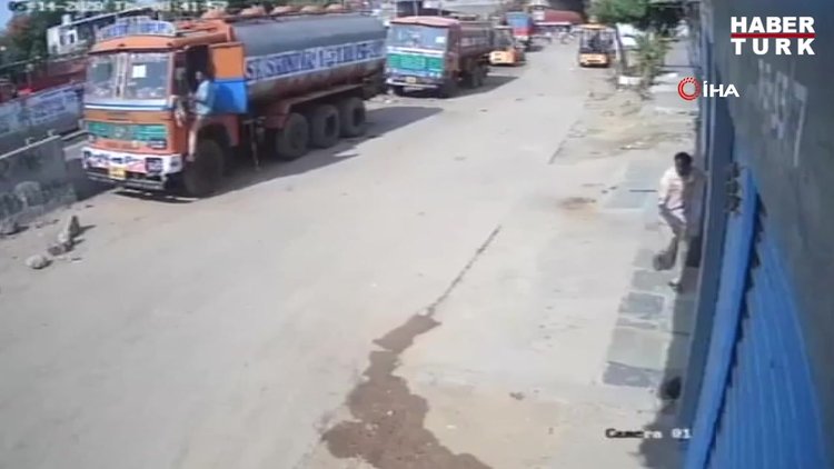 Hindistan'da leopar saldırısından son anda kurtuldu