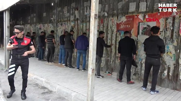 Beyoğlu'nda sokağa çıkma kısıtlamasını ihlal eden 13 kişilik arkadaş grubu polise yakalandı