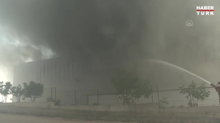 Sincanda medikal malzeme fabrikası deposunda yangın