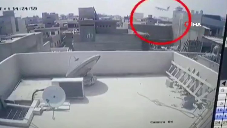 Pakistan'da yolcu uçağının düşme anı görüntüleri ortaya çıktı