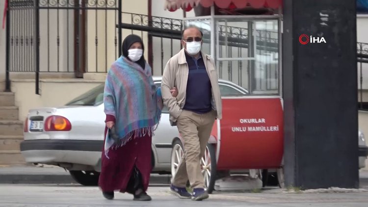 Korona yasağından memnun olan yaşlı kadın: "Benim beyim kumarcı, o durdu. Para biriktirdi. Ben çok rahatım"