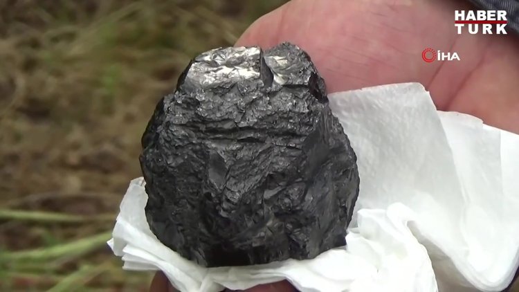 Ot biçerken tarlada buldu... Göktaşı olduğunu iddia etti