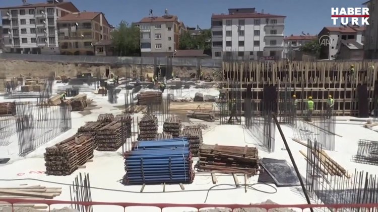 Bakan Kurum, şantiye sahasında incelemelerde bulundu