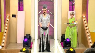 Takımlar şov saçı ve makyajı yapmak için yarıştı.