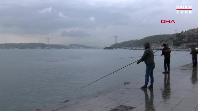 Beşiktaş'ta yağmura rağmen balık tutup yürüyüş yaptılar