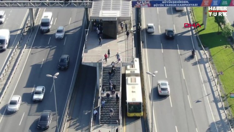 Cevizlibağ metrobüs durağındaki kalabalık havadan görüntülendi