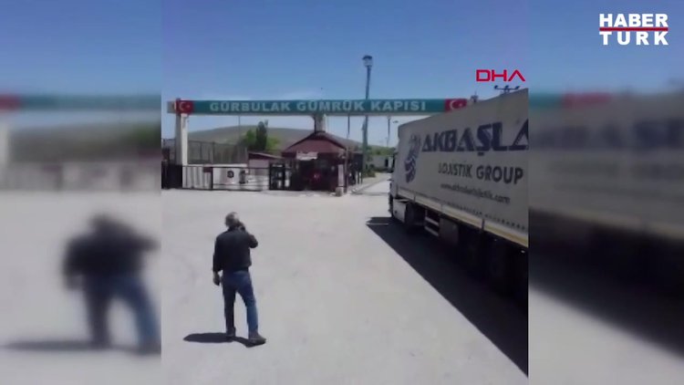 Gürbulak Sınır Kapısı'nın açılmasını halayla kutladılar