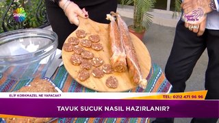 Yemek yazarı Elif Korkmazel tavuk sucuk yapımını gösterdi.