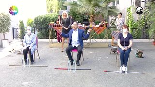 Dr. Feridun Kunak, sabah uyanıldığında vücudu rahatlatacak egzersizleri gösterdi.