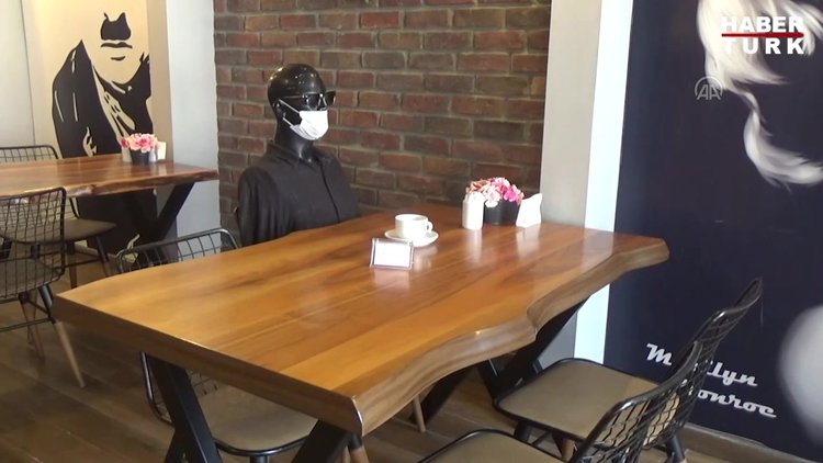 Sosyal mesafe cansız mankenlerle sağlanıyor