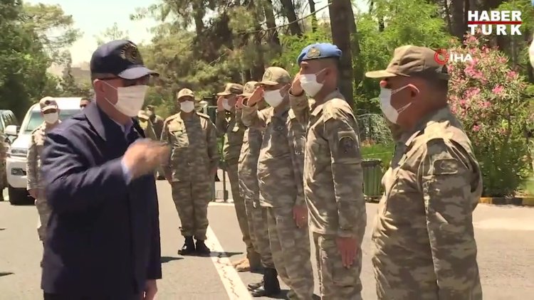 Bakan Akar sınır hattında