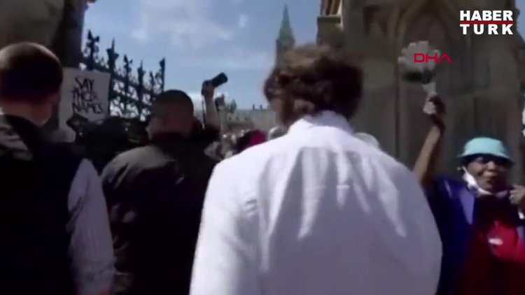 Kanada Başbakanı Trudeau Floyd anısına diz çöktü