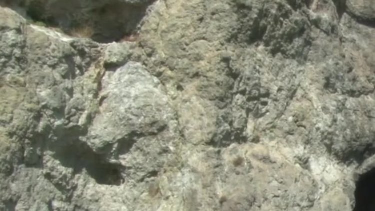 3 bin yıllık kaya mezarlığına jeneratör götürüp spiral ile taşları kestiler