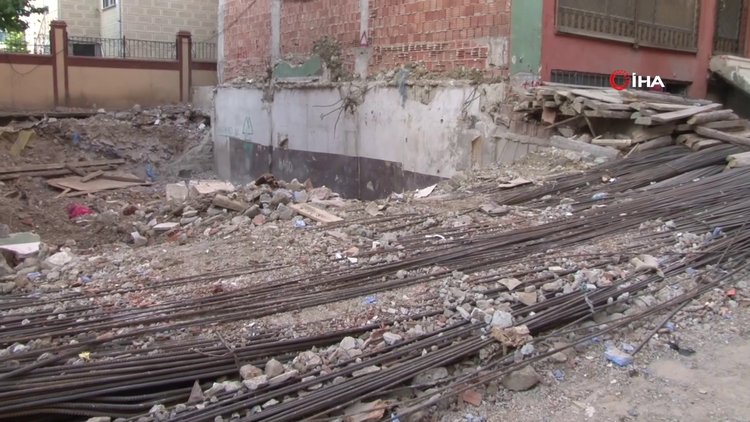 Çökme tehlikesi olan ve boşaltılan iki binanın kolonlarından gelen sesler mahalleliyi tedirgin etti