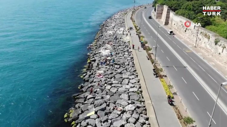 Kısıtlaması bulunmayan ilk hafta sonunda Sarayburnu Sahili'nde denize girdiler