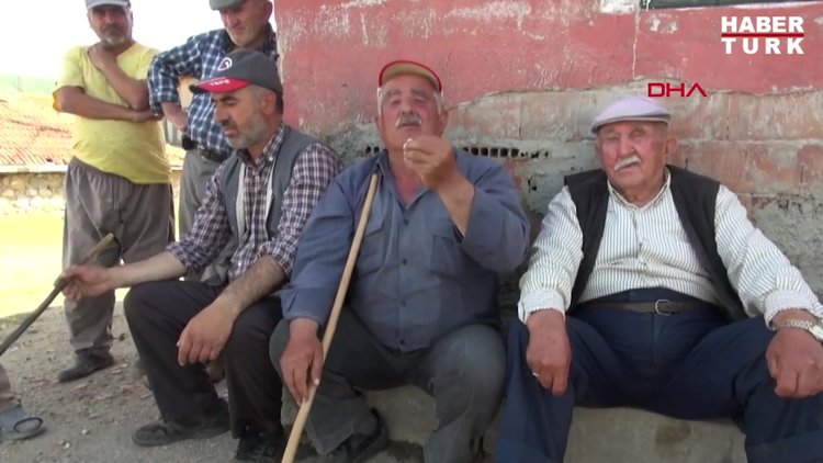 Cep telefonu ile konuşmak için minareye çıkıyorlar