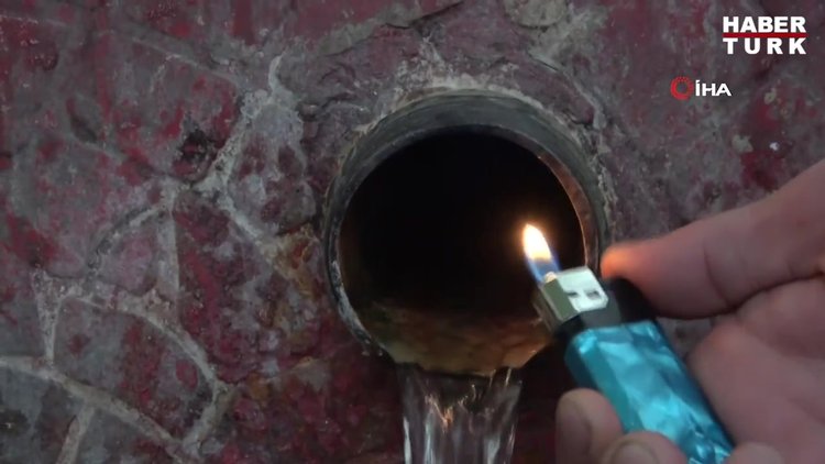 Görenler gözlerine inanamıyor...Bu çeşmenin suyu alev alev yanıyor