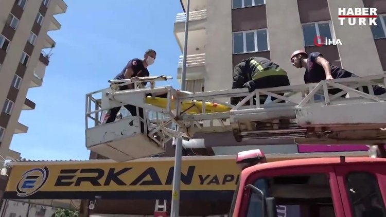 Pencere silerken iş yerinin çatısına düşen hamile kadın ölümden döndü