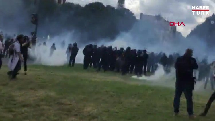 Paris'te sağlık çalışanlarının protestosunda polisten biber gazıyla müdahale