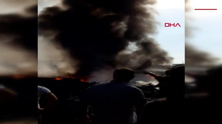 Tarsus Hali'nde yangın çıktı, plastik kasalar alev aldı