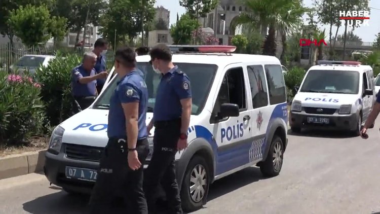Torbacıyı gözaltına alan polise, taşla saldırdılar