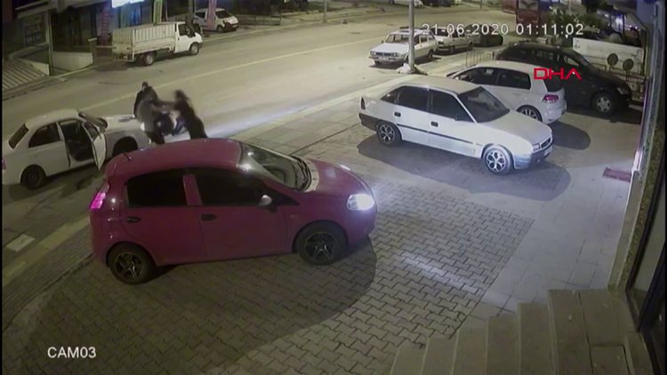 Kick boks sporcusu, trafikte tartıştığı 3 kişiyi 30 saniyede yere serdi