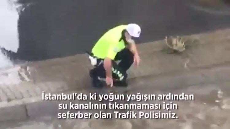 Trafik polisinin gönülleri fetheden görüntüsü!