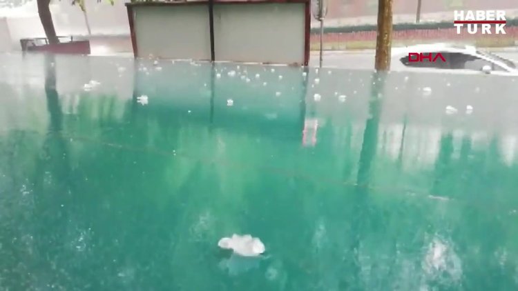 Sultangazi'de yollar göle döndü, iş yerlerini su bastı