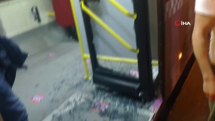 İstanbul'da "geç geldi" diye otobüsün camını kırdılar