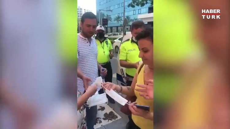 Deprem paniğinde ceza kesmeyip maske dağıttılar