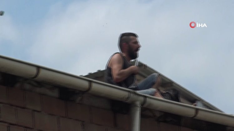 Çatılarda gezen sabıkalı şahıs ortalığı birbirine kattı... Köpeği rehin alıp fırlattı kalbine bıçak dayadı